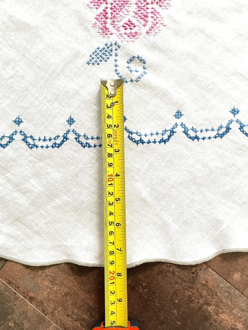 Vintage 64" Round Hand Embroidered Roses Linen Tablecloth Pink Blue - Picture 15 of 16